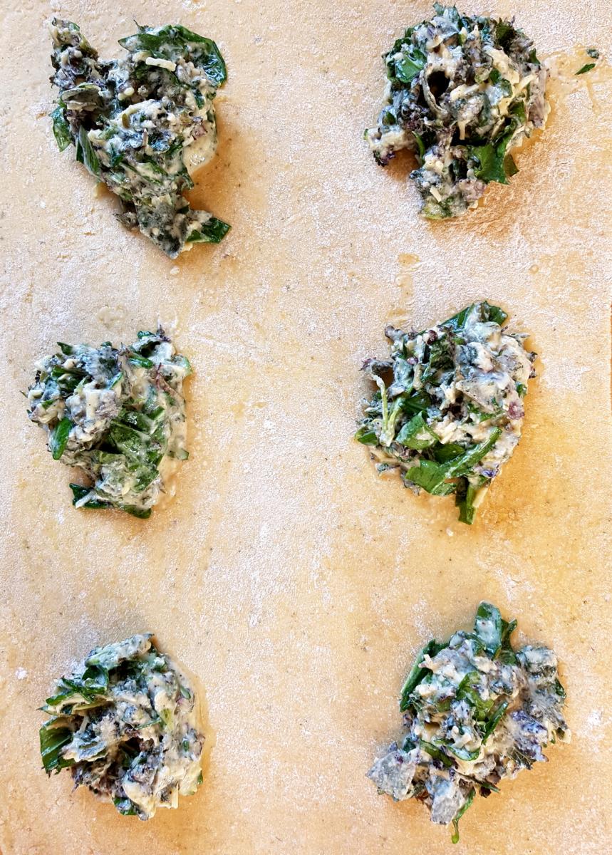 Ravioli mit Wildkräuter-Füllung aus dem Garten