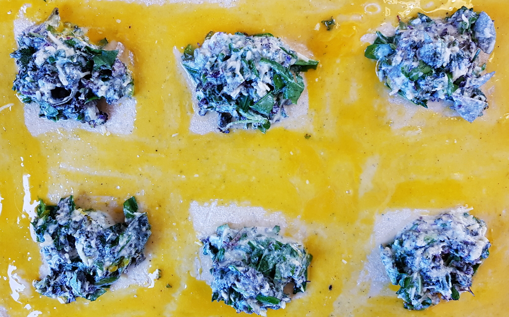 Ränder mit Eigelb einpinseln Ränder mit Eigelb einpinseln